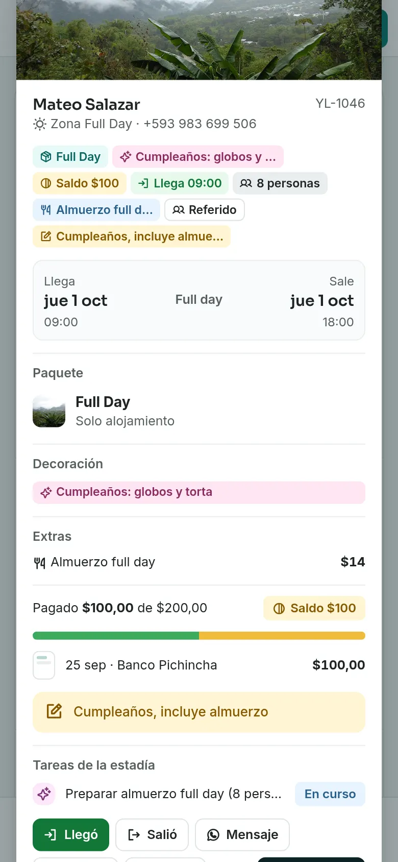 Detalle de una reserva abierta desde el calendario en celular: pagos, extras y tareas